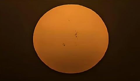 رصد بقعة شمسية عملاقة في سماء الحدود الشمالية بحجم يتجاوز 3.6 مليارات كم²