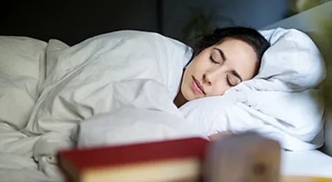 مع الليل الطويل.. دراسات: انخفاض ضوء الشتاء يغيّر نمط النوم