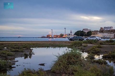 أجواء غائمة معتدلة تجذب أهالي الوجه إلى شواطئ البحر الأحمر