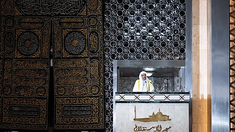 الدكتور محمد بن عبدالكريم العيسى ملقيًا خطبة الجمعة بجامع الاستقلال بإندونيسيا