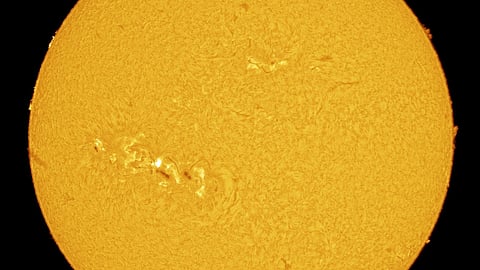 مرصد الختم الفلكي يوثق النشاط الشمسي في أبوظبي بـ39 ألف صورة خلال 45 دقيقة