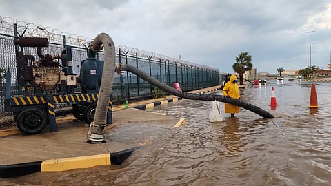 بالصور.. بلدية ينبع تستنفر طواقمها لمواجهة آثار الأمطار الغزيرة ورفع جاهزية الطوارئ
