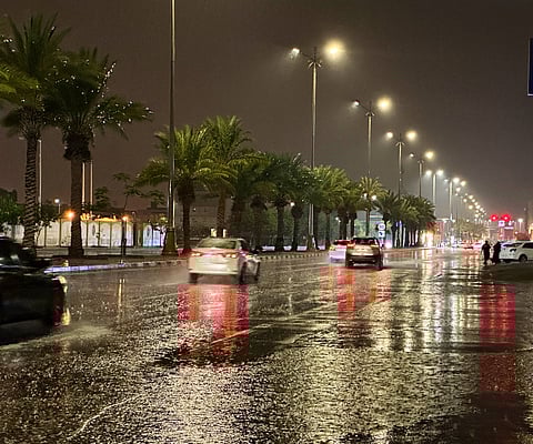 أمطار متوسطة إلى غزيرة على ينبع.. و"الأرصاد" تحذّر حتى الثالثة عصرًا وبلدية المحافظة تكثف جهودها