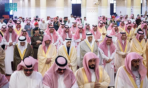 أمير الرياض يؤدي صلاة الميت على والدة الأمير مشعل بن بدر بن سعود