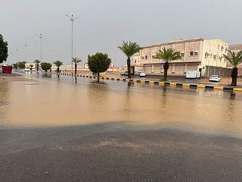 أمطار غزيرة على ينبع تتسبب في جريان الأودية.. والجهات المختصة تستنفر للتعامل مع الحالة