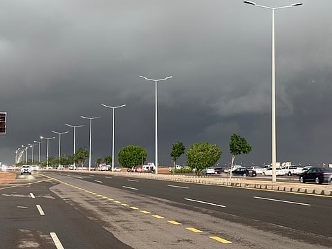 أمطار غزيرة على ينبع.. "الأرصاد" ترفع التنبيه للأحمر و"المدني" يحذر