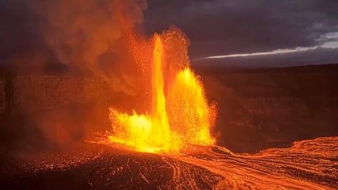 بركان كيلاويا يثور مجددًا في هاواي.. نوافير حمم بارتفاع 30 مترًا وسط متابعة علمية مكثفة