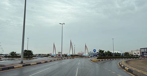 أجواء ماطرة في ينبع .. وسط سحب منخفضة ترسم لوحة شتوية خلابة