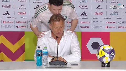 "الحمدان" يعتذر ويقبل رأس مدربه بعد إضاعة ركلة الجزاء