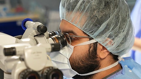 إنقاذ عين مريض في عملية طارئة دقيقة بمستشفى العيون بجدة