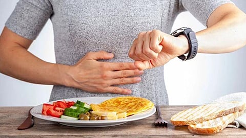 طبيبة تحذر من عادة شائعة بعد تناول الطعام تمثل خطراً على المعدة