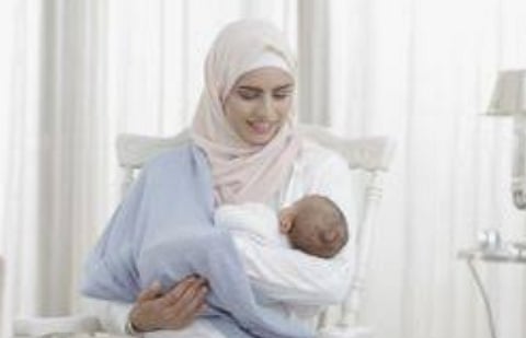 الأدوية والرضاعة.. كيف تتناول الأم المرضعة الأدوية وتضمن سلامة طفلها؟