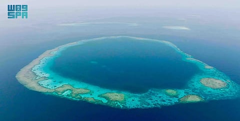 الثقوب الزرقاء غرب المملكة.. ظاهرة نادرة وموئل بحري فريد يدعم "السعودية الخضراء"