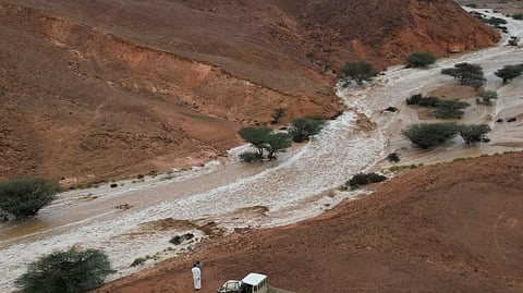 أجرت أودية " السيح والحمض والشبعان ونبط".. شاهد مناظر خلابة لسيول ضباء والوجه وأملج .. وتدفقها في البحر الأحمر