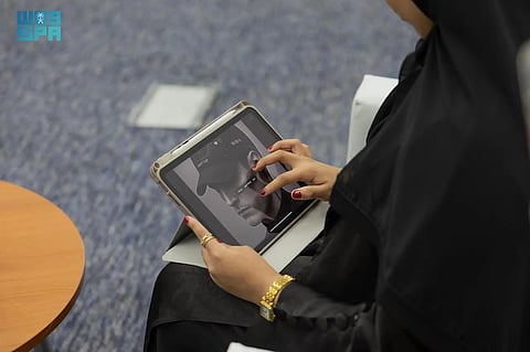 طالبة تبتكر قبعة ذكية لرصد مؤشرات الدماغ المبكرة