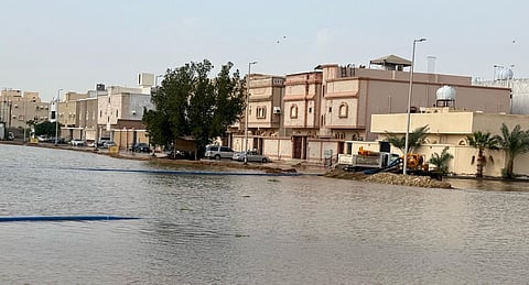 ميدان لا يهدأ.. بلدية ينبع تواصل أعمالها المكثفة لمعالجة آثار الحالة المطرية وضمان انسيابية الحركة