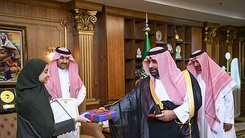 أمير جازان يكرّم الطالبة "أبوطالب" لفوزها بذهبية معرض سيئول للاختراعات