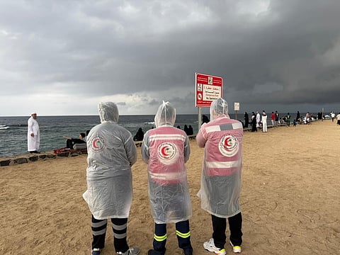 الهلال الأحمر بمنطقة مكة يرفع جاهزيته الميدانية للتعامل مع الحالة المطرية ويعزز الانتشار في مواقع الإسناد