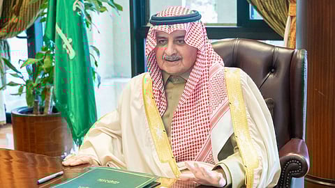 أمير تبوك يترأس اجتماع لجنة الدفاع المدني ويُشدد على تعزيز التنسيق والاستعداد للأمطار