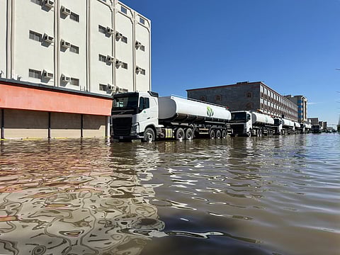 بلدية ينبع تواصل جهودها الميدانية المكثفة للتعامل مع الحالة المطرية وضمان انسيابية المرور