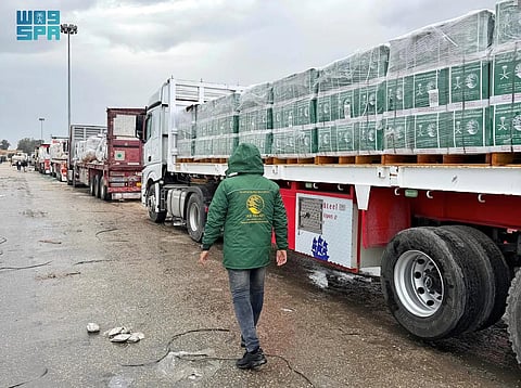 دفعة جديدة من المساعدات السعودية تعبر منفذ رفح باتجاه غزة