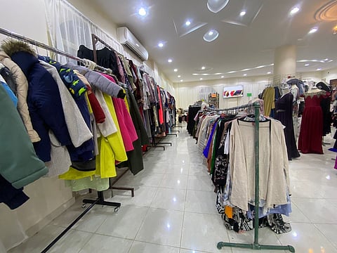 بالصور.. "سبق" ترصد تنظيم فريق الأنام التطوعي لحملة الكسوة السابعة بتيماء