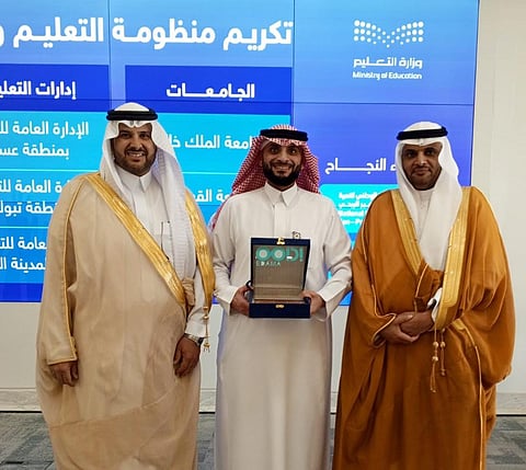 وزير التعليم يكرّم جامعة حفر الباطن لتأسيس مركز العمل التطوعي