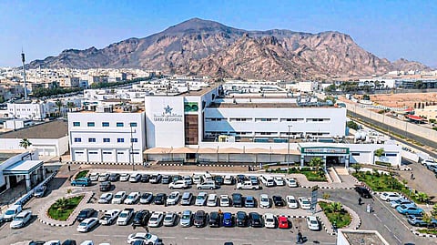 إنهاء معاناة مريضة من ورم خنق مجرى التنفس بمستشفى أحد في المدينة