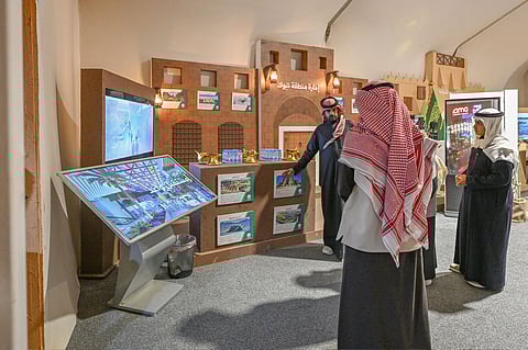 إمارة تبوك تُعرّف بتراثها ومشاريعها عبر "الواقع الافتراضي" في مهرجان الإبل