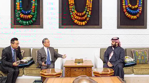 ولي العهد يستقبل وزير خارجية جمهورية الصين الشعبية