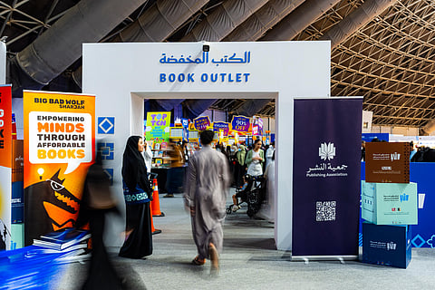 جناح الكتب المخفّضة بمعرض جدة للكتاب 2025 يستقطب عددًا كبيرًا من الزوّار