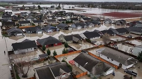 إخلاء 3 ضواحي في سياتل بعد انهيار سد جراء أمطار غزيرة.. والسلطات تُحذّر من فيضانات