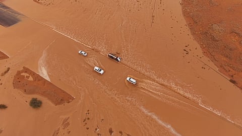 "المسند" يُحذّر: خداع بصري قاتل يواجه السائقين عند عبور السيول الجارية