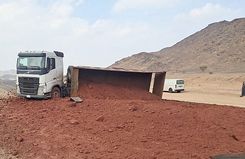 انقلاب تريلا محمّلة بالرمل على طريق القويعية – الدوادمي دون تسجيل إصابات