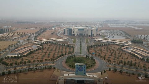 جامعة المجمعة تُعلّق الدراسة الحضورية غدًا الثلاثاء وتحوّلها إلى "عن بُعد"