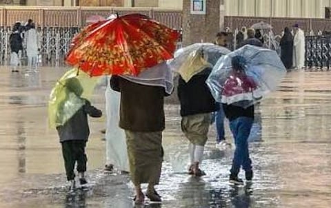 "الخثلان": "صلوا في بيوتكم" مقدّمة على الجمع عند شدة المطر