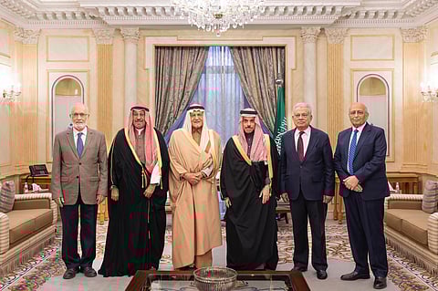 وزير الخارجية يستقبل رئيس مجلس أمناء وأعضاء مركز أكسفورد للدراسات الإسلامية