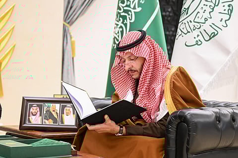 محافظ الطائف يستقبل رئيس سفراء جمعية الأدب المهنية ويشيد بالمبادرات الثقافية