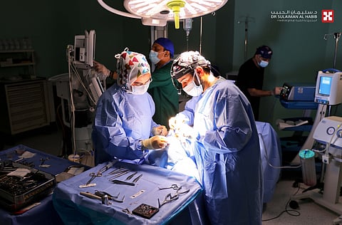 مستشفى الدكتور سليمان الحبيب بالخبر يعيد الحركة ليد طفل تعرض لقطع بـ"8" أوتار وشريان رئيسي في حادث