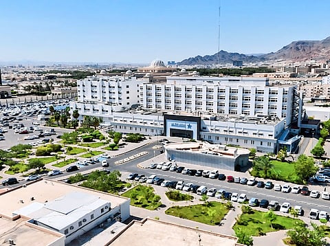 نجاح عملية جراحية نادرة لاستبدال جزء من عظمة الفخذ وتغيير مفصل الركبة بمستشفى الملك فهد بالمدينة المنورة