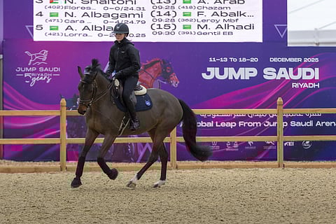 بفضل التقنيات المستخدمة وجودة تربة الميدان.. رغم غزارة أمطار الرياض منافسات "قفز السعودية" مستمرة