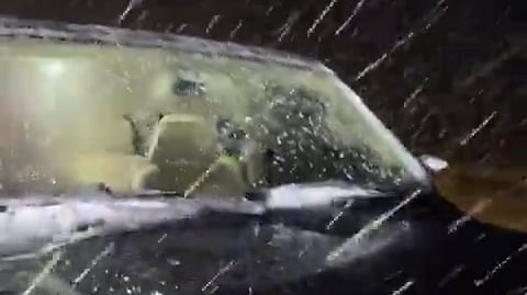 شاهد..قرية الصداعية جنوب حائل تكتسي بالبياض مع تساقط الثلوج