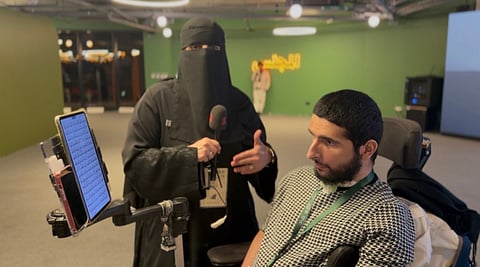 ابتسامة تُلهم الإنسانية.. والدة أنس التركي تروي لـ"سبق" قصة شاب هزم الإعاقة بالتقنية وحفظ القرآن بعينيه