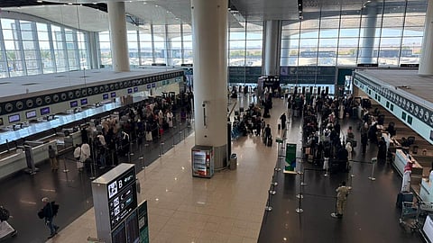 مطار الملك خالد الدولي يؤكد إعادة جدولة نحو 200 رحلة ويعتذر للمسافرين عن الإرباك