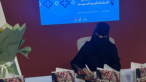 الربيعة توقّع "الأزياء التقليدية السعودية" في معرض جدة للكتاب