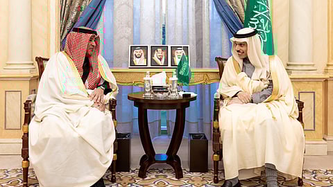 الأمير فيصل بن فرحان مستقبلًا جاسم البديوي