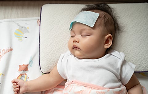 دراسة: اختبارات الدم والبول البسيطة قد تنقذ رضيع الحمى من البزل من النخاع الشوكي