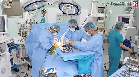مستشفى الدكتور سليمان الحبيب بالخبر ينجح في استئصال غدة درقية ضخمة سببت تضيقاً حاداً بالقصبة الهوائية