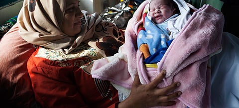 من الأرشيف: طفل حديث الولادة وأمه في مستشفى الشفاء في قطاع غزة