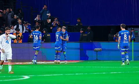 الهلال يسعى للحفاظ على سلسلة انتصاراته وتعزيز الصدارة أمام الشارقة الإماراتي